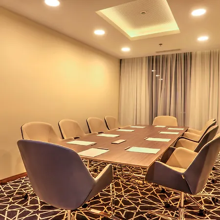 By Ihg מלון
