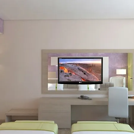 By Ihg מלון